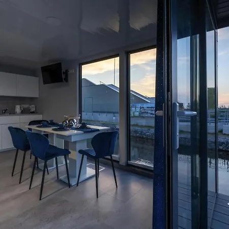 Houseboat, Swinoujscie Hotel na wodzie